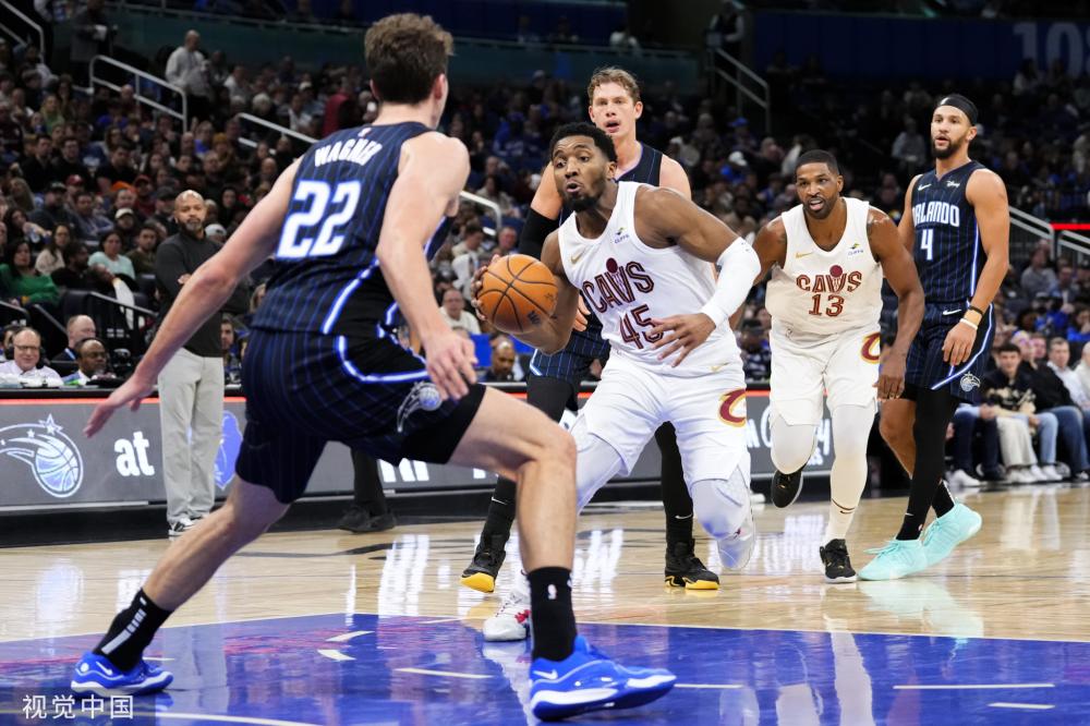 石铭已经抵达赛场 赛前张伟丽特意来到待场区向其分享比赛经验